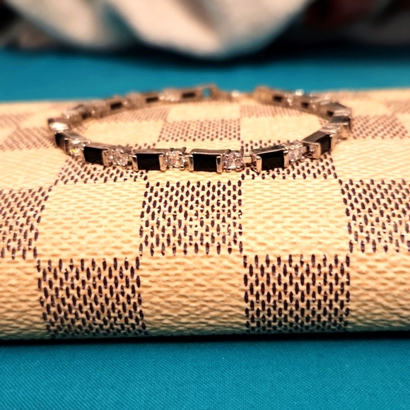 Black & Silver Bracelet with an extra link. Shines Bright Like a Diamond - Picture 1 of 3